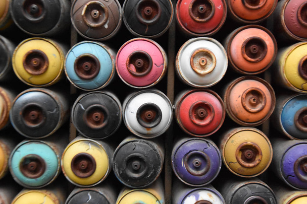 latas de spray vazias, coloridas
 - Foto, Imagem