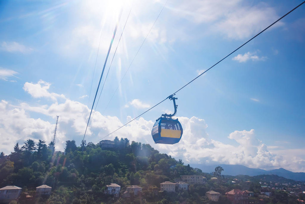 Seilbahn Argo in Batumi. Panoramablick von der Hütte auf die Stadt. Ruhe in Georgien. Touristenverkehr. Aufstieg zur Aussichtsplattform. - Foto, Bild