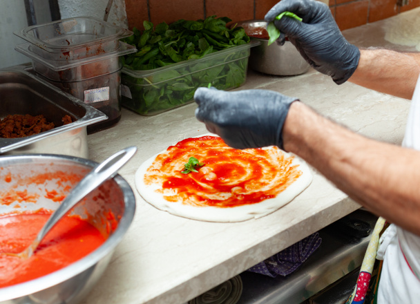 Προετοιμασία της παραδοσιακής ναπολιτάνικη πίτσα. - Φωτογραφία, εικόνα