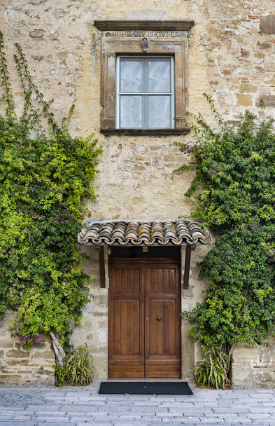 door and window in the Italian village of Scanno - Photo, Image