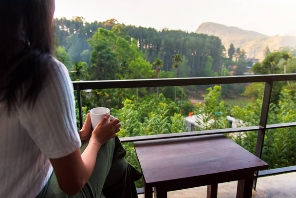 Frau bei einer Tasse Tee auf dem Balkon - Foto, Bild