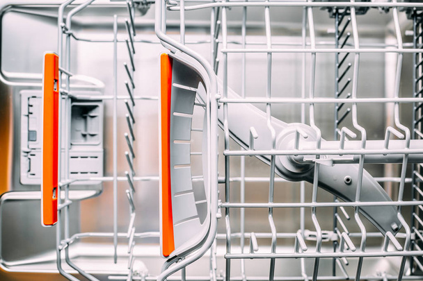 食器を敷設するためのスプリンクラー食器洗い機付き鉄室 - 写真・画像