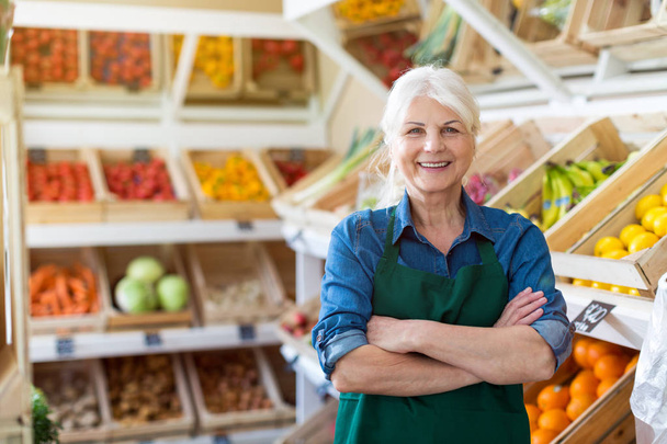 Senior woman working in small grocery store - Φωτογραφία, εικόνα
