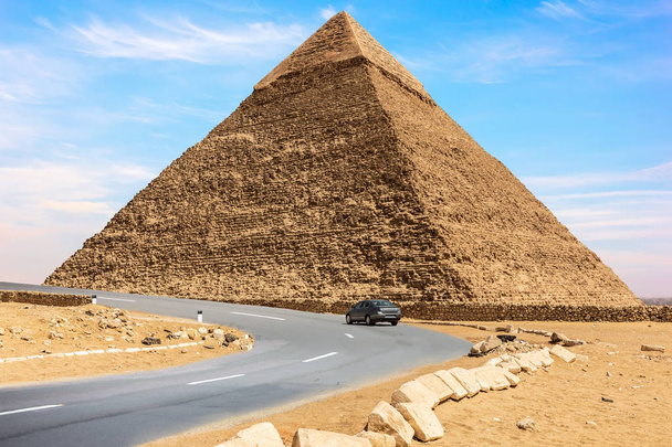 Пирамида Чефрена и автомобильная дорога неподалеку, Гиза, Египет
 - Фото, изображение