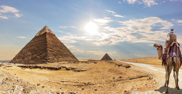 Khafre piramis és beduin egy teve, Giza, Egyiptom - Fotó, kép