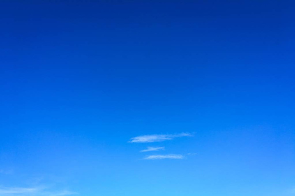 хмари, блакитний фон неба. хмарне блакитне небо
 - Фото, зображення