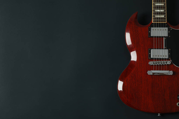 Belle guitare électrique à six cordes sur fond sombre, espace
 - Photo, image