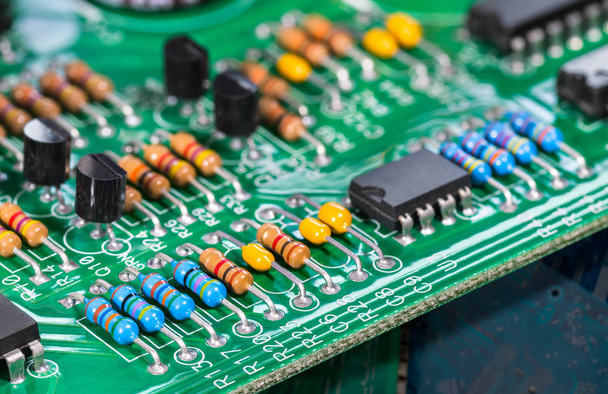 Электронные компоненты. Интегрированные схемы, резисторы, транзисторы и конденсаторы на печатной плате
 - Фото, изображение