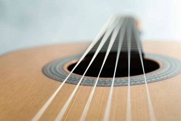 Kaunis kuusi - merkkijono klassinen kitara valkoisella taustalla, lähellä
 - Valokuva, kuva