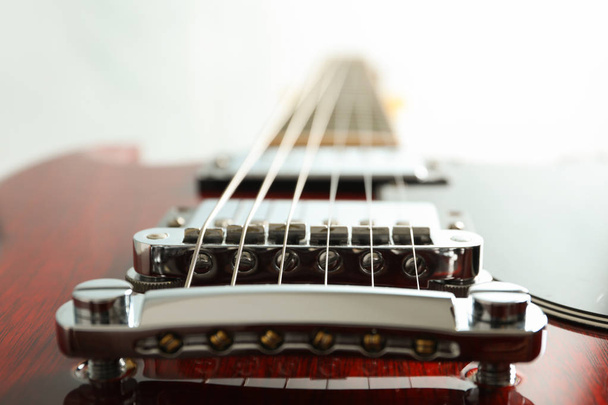 Belle guitare électrique à six cordes sur fond blanc, clos
 - Photo, image