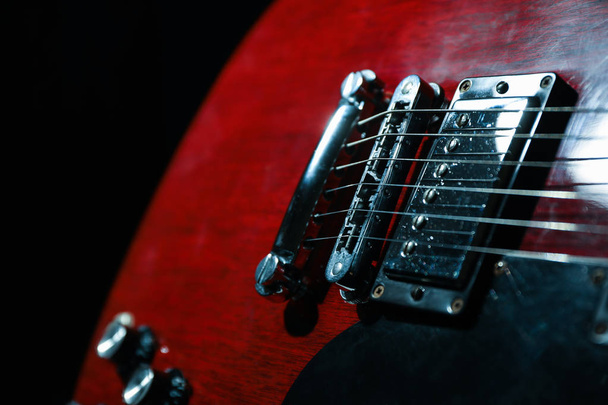 Piękna sześciostrunowa gitara elektryczna na ciemnym tle,  - Zdjęcie, obraz