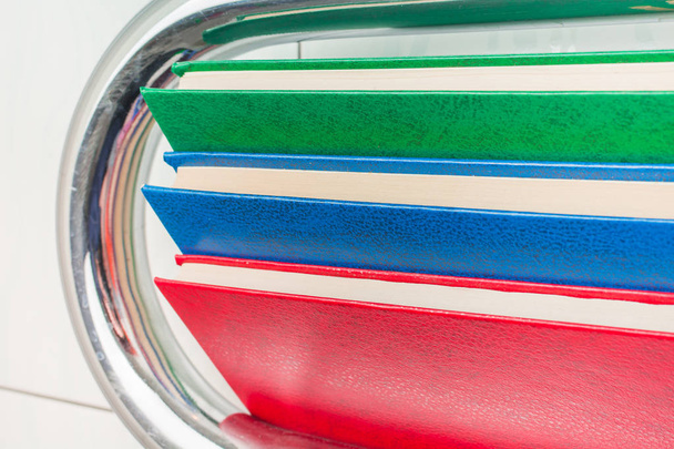 Güzel renkli kitaplar banyoda radyatör üzerinde yalan - Fotoğraf, Görsel