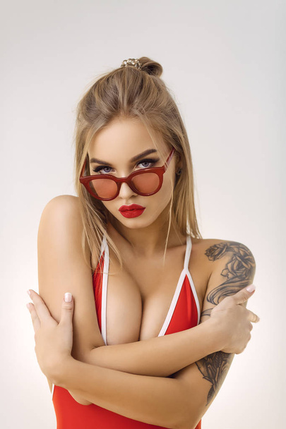 Sexy Lady in Red Swimsuit - Fotografie, Obrázek