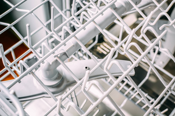 Железное отделение с посудомоечной машиной для мытья посуды
 - Фото, изображение