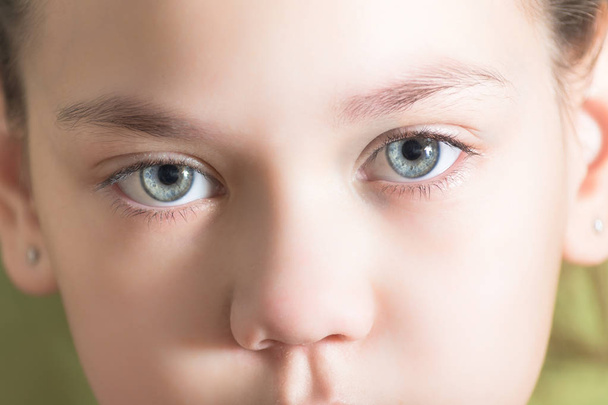 Hermosos ojos azules niña
 - Foto, Imagen