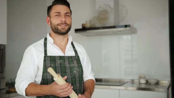 Portrét mladý pohledný kavkazských Executive Chef v zástěře. Bydlet v moderní Lighty prostorná kuchyně. - Záběry, video