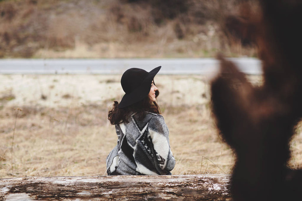 Krásná dívka seděla na dřevěné desce. Ženy se cítí s přírodou spokojeni - Fotografie, Obrázek