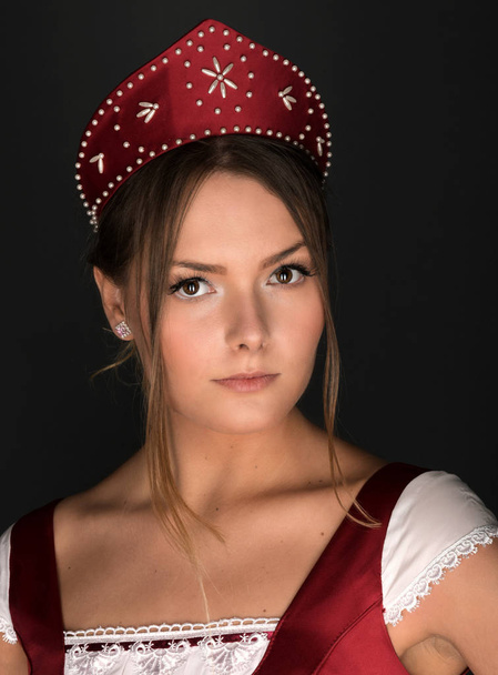 Primer plano retrato de joven hermosa mujer rubia en la corona - Foto, Imagen