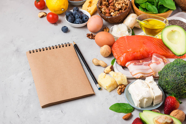Cibo dieta chetogenica. Prodotti sani a basso contenuto di carboidrati. Keto concetto di dieta. Verdure, pesce, carne, noci, semi, bacche, formaggio
 - Foto, immagini