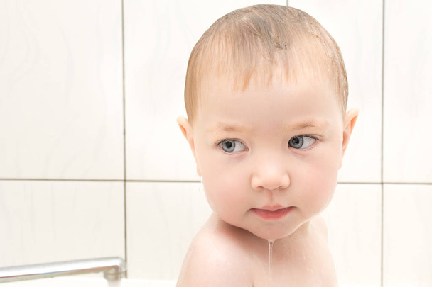 Happy baby girl bathing in bath - Фото, изображение