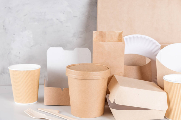 Vajilla desechable ecológica. Vasos de papel, platos, bolsas, recipientes de comida rápida y cubiertos de madera de bambú
 - Foto, imagen