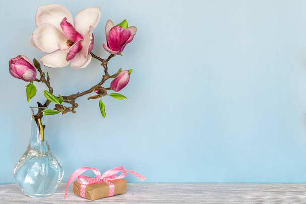 美しい春のマグノリアの花とギフトボックスと静物。休日や結婚式の背景 - 写真・画像