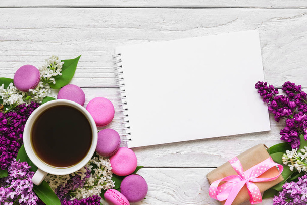 cartão branco ou convite de casamento com flores lilás, xícara de café, macaroons e caixa de presente
 - Foto, Imagem