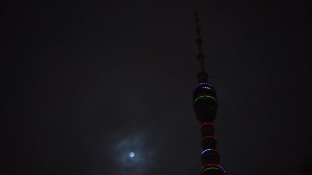 Time Lapse. Torre de televisión futurista de Ostankino. En la luna llena del cielo. Noche.
 - Metraje, vídeo