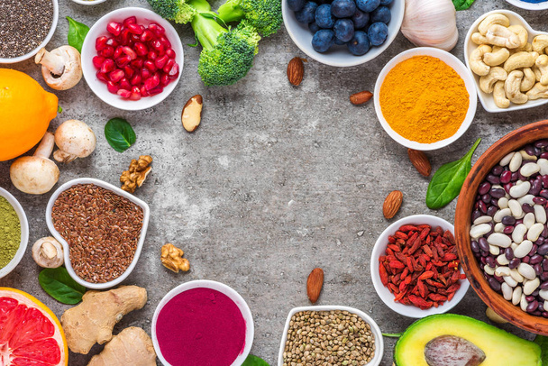 Aliments sains sélection d'aliments propres : fruits, légumes, graines, superaliments, noix, baies sur fond de béton. vue de dessus
 - Photo, image