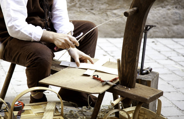 Artesano haciendo cestas
 - Foto, Imagen