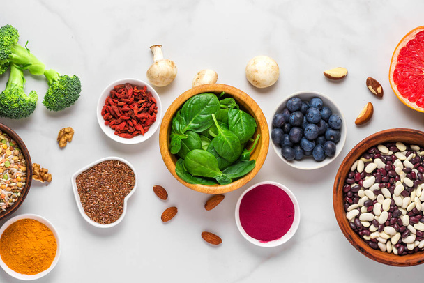 Superpotraviny jako zelenina, Akai, kurkumy, ovoce, bobule, houby, ořechy a semena. Zdravé veganské jídlo - Fotografie, Obrázek