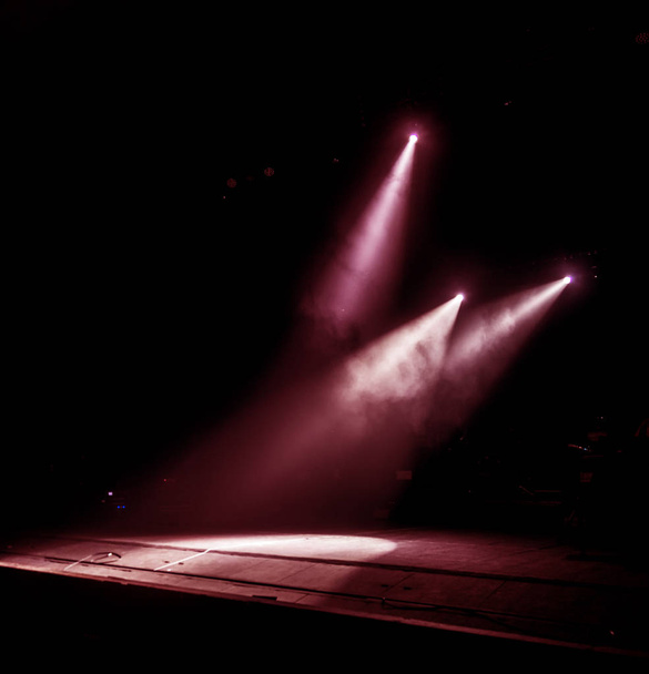 Lavavalot. Useita projektoreita pimeässä. Monivärinen valonsäteet vaiheessa valonheittimet lavalla savua aikaan viihdeohjelman. Yökerho. Valot näkyvät. Lazerin esitys - Valokuva, kuva