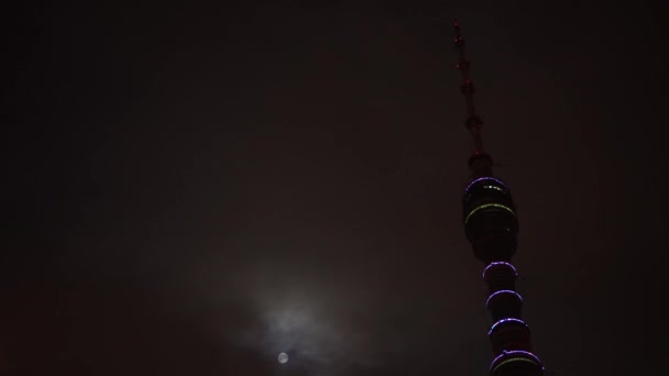 Time Lapse. Torre de televisión Ostankino. Cielo de fondo, nubes, luna llena. 4K
 - Metraje, vídeo