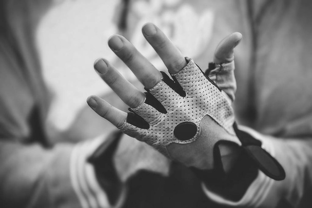 Nahaufnahme, Sportler zieht Handschuhe an, bevor er trainiert. - Foto, Bild