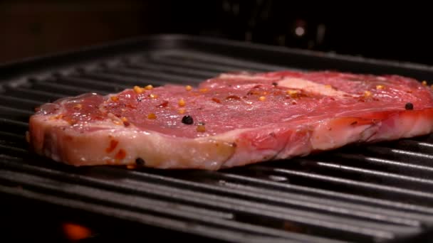 Rauch steigt über dem Steak auf dem heißen Grill auf. - Filmmaterial, Video