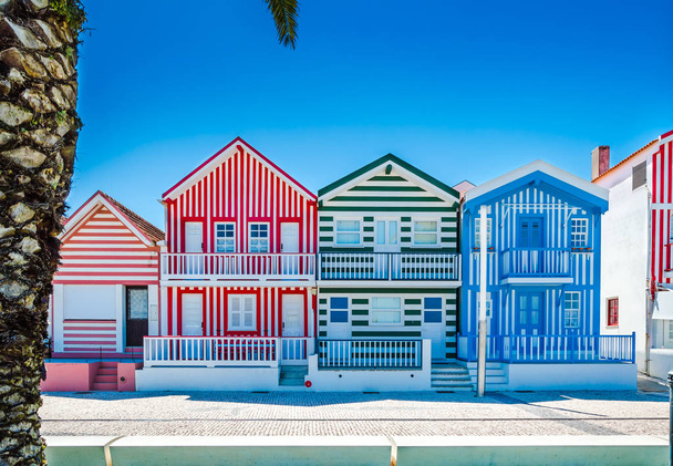 Costa Nova, Portogallo: case colorate a strisce in un villaggio sulla spiaggia
 - Foto, immagini