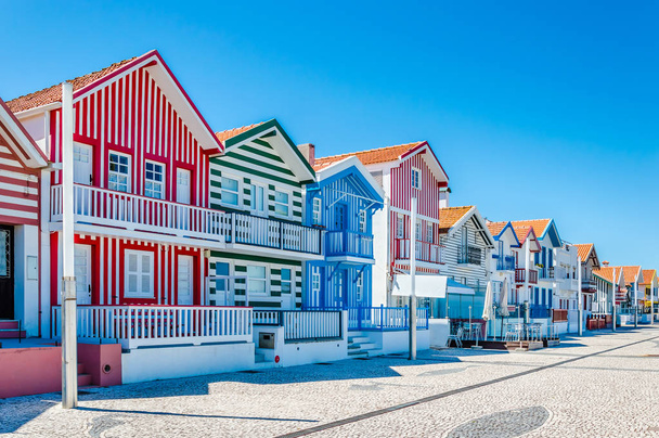 Costa Nova, Portugal: coloridas casas a rayas en un pueblo de playa
 - Foto, Imagen