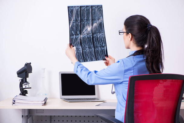 В клинике работает молодая врач-рентгенолог  - Фото, изображение