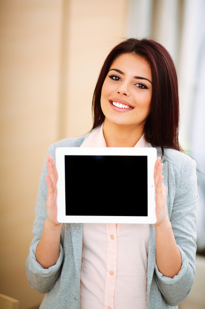 Beautiful woman holding a tablet - Foto, Imagen