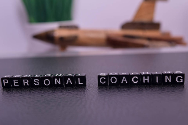 Persoonlijke coaching op houten blokken. Cross verwerkte afbeelding met Business concept op witte achtergrond - Foto, afbeelding