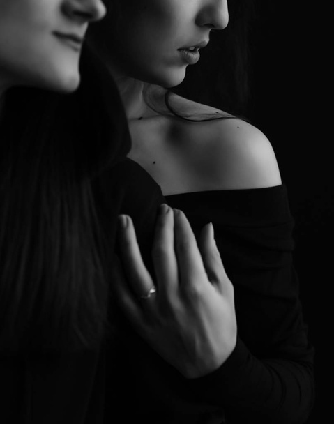 két gyönyörű lányok, Sötét haja, fekete-fehér divat fotó - Fotó, kép