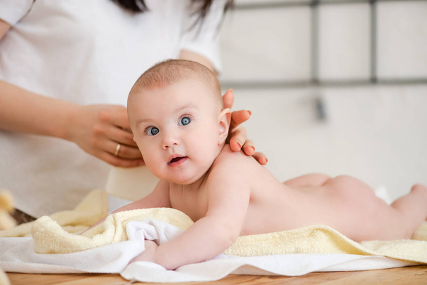 Szczęśliwy Baby dziewczyna podczas masaż przez matka - Zdjęcie, obraz