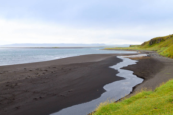 Pila marina di Hvitserkur, Islanda. Spiaggia di sabbia nera
 - Foto, immagini