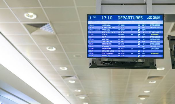 Abflugtafel auf dem Prager Flughafen mit Flugverbindungen in andere Länder der Welt - Foto, Bild
