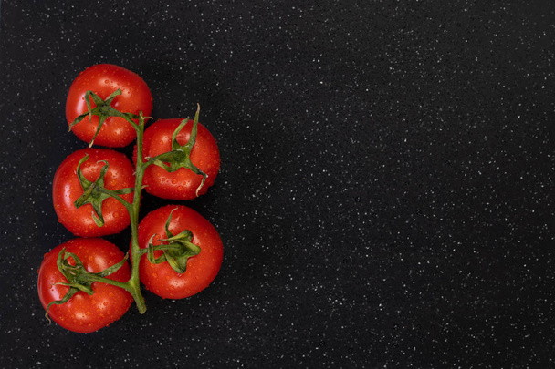 Tomaten op de wijnstok - Foto, afbeelding