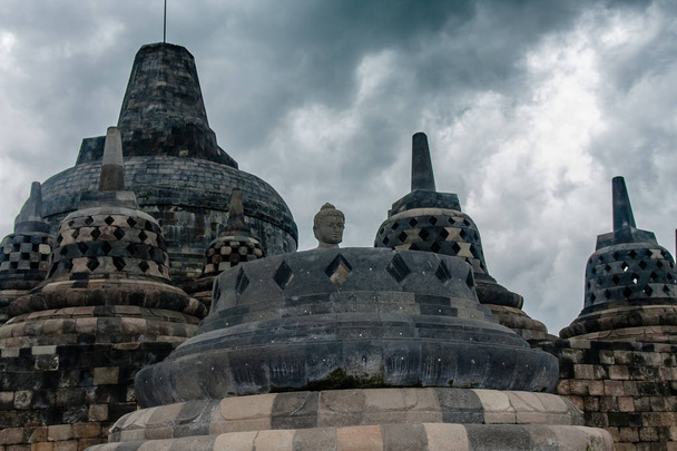 Перфоровані ступи на вершині храму Боробудур, Джок'якарта, Індонезія - Фото, зображення