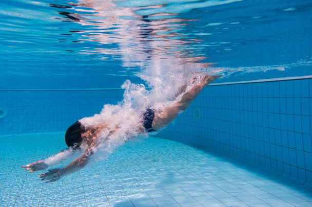 Boy dive in swimming pool - Zdjęcie, obraz