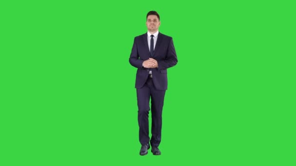 Homme d'affaires pensif marchant sur un écran vert, clé de Chroma. - Séquence, vidéo