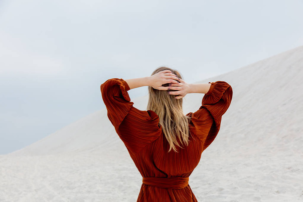 Dziewczyna w Burgundii kolor bluzka na białym piasku Brach. - Zdjęcie, obraz