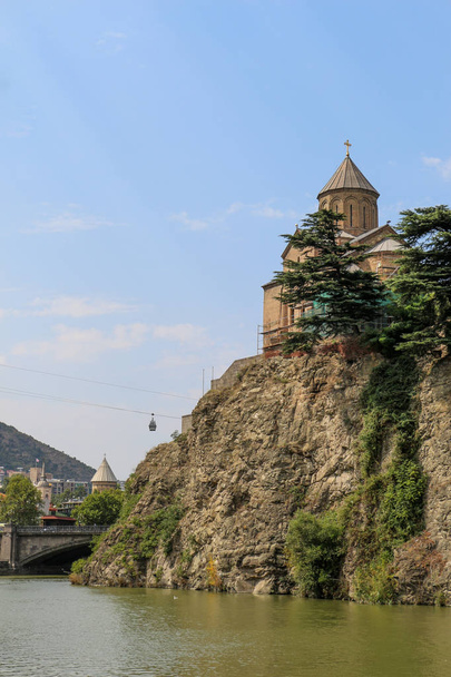 Iglesia Metekhi sobre el río Kura en Tiflis
 - Foto, Imagen
